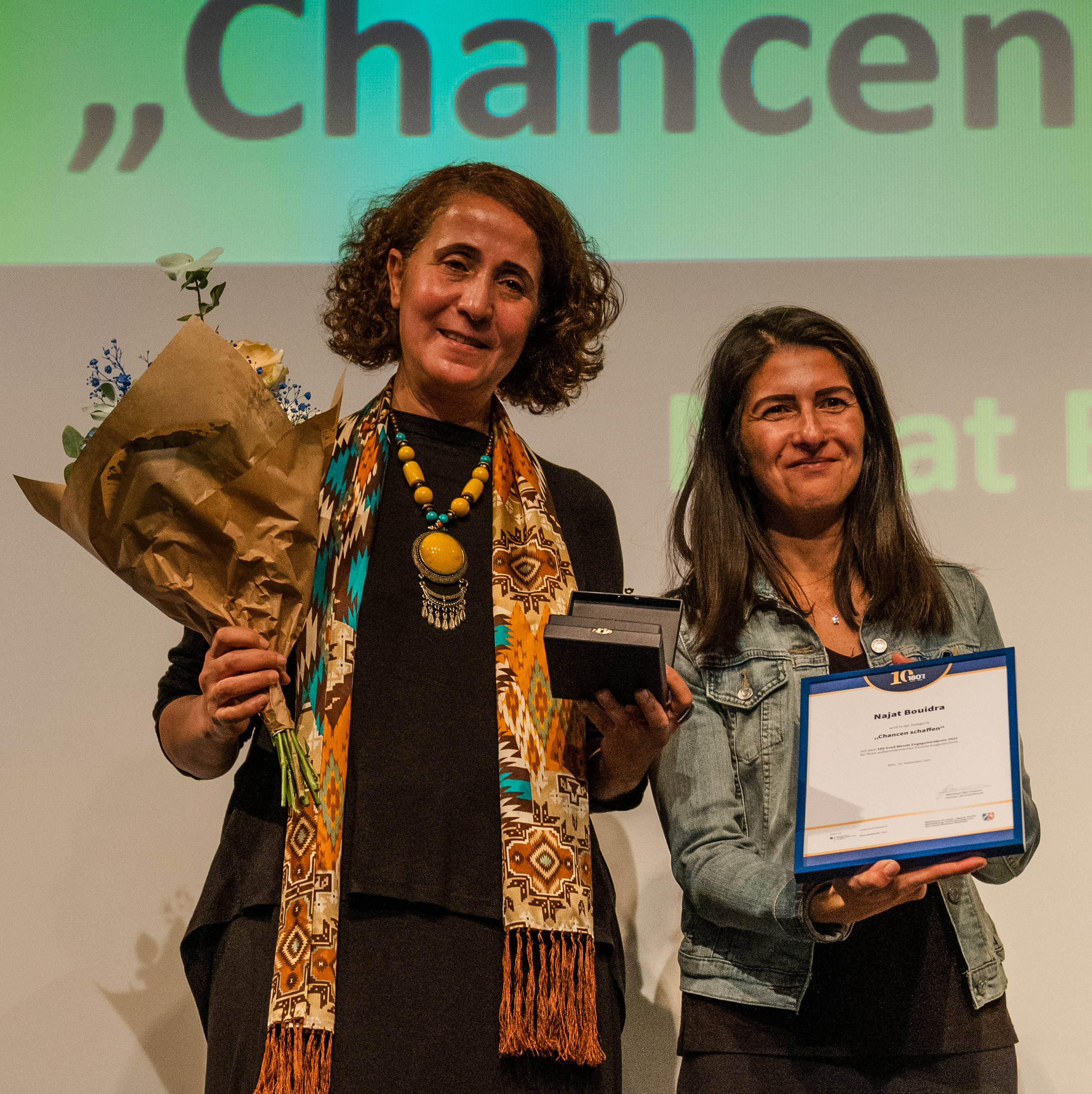 Preisträgerin Najat Bouidra mit Laudatorin Serap Güler.
