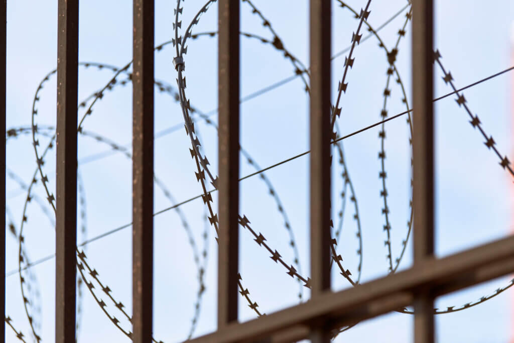 Stacheldraht auf den Gefängnismauern