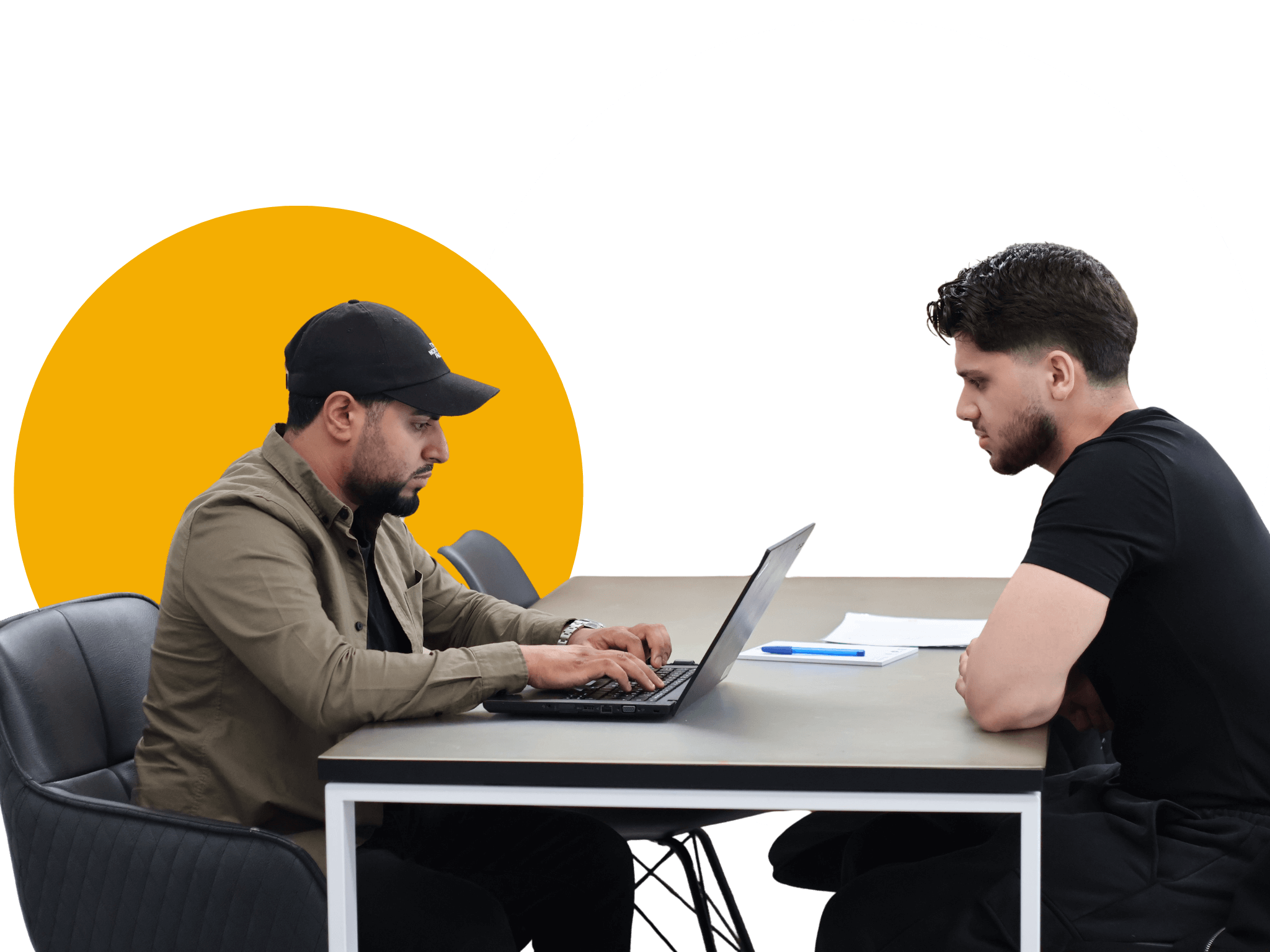 Jugend studiert Beratung deco Beratungssituation am Tisch: Berater mit Laptop links, rechts ein Jugendlicher